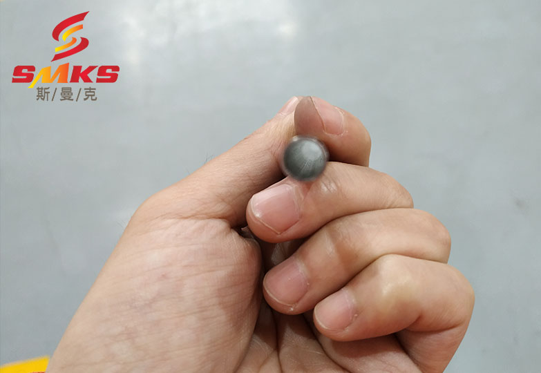 給流體拋光機(jī)2分鐘來做不銹鋼管件內(nèi)孔拋光