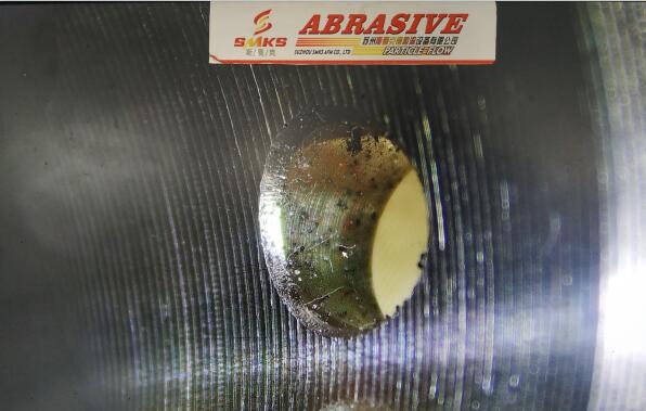 汽車上一個(gè)零件，側(cè)壁上有若干小孔磨粒流來去除